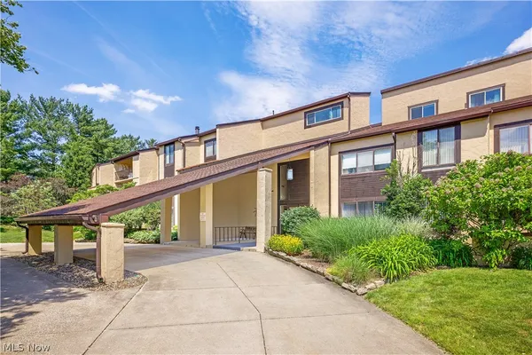$214,900 | 186 Court Drive, Unit 105, Fairlawn, OH 44333
