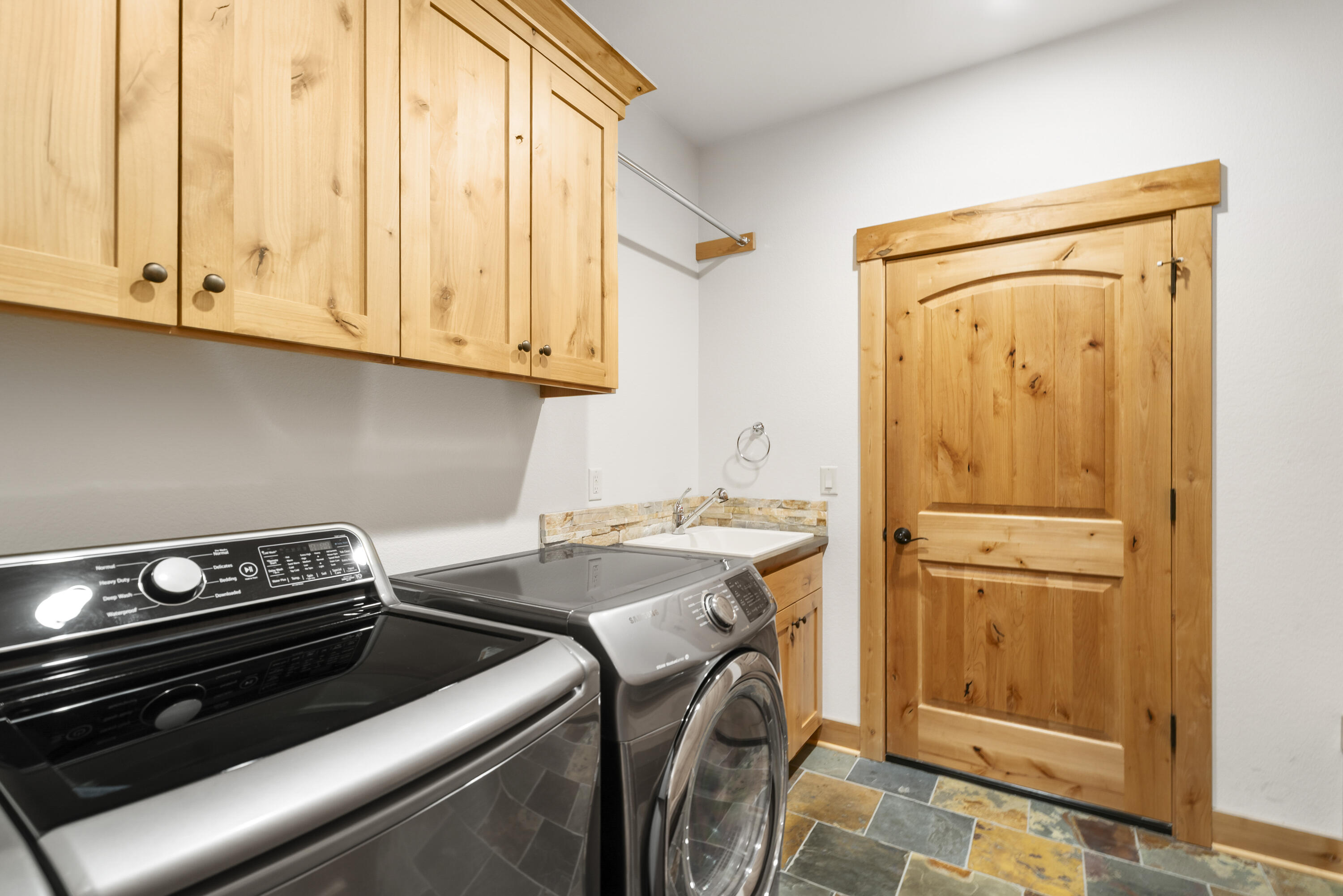 10276 Sundance Ridge Loop Redmond, OR 97756 - Photo 26 of 104 45-Laundry Room