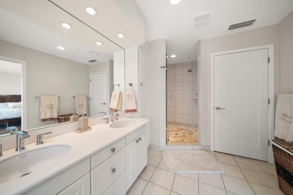 2813 West Hawthorne Road, Unit 2813 Tampa, FL 33611 - Photo 17 of 34