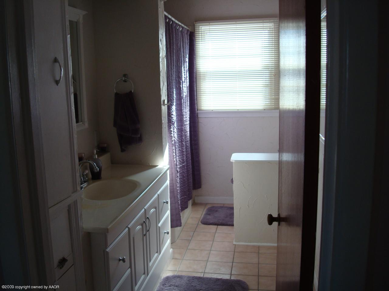 4306 South Ong Street Amarillo, TX 79110 - Photo 11 of 12 Bathroom