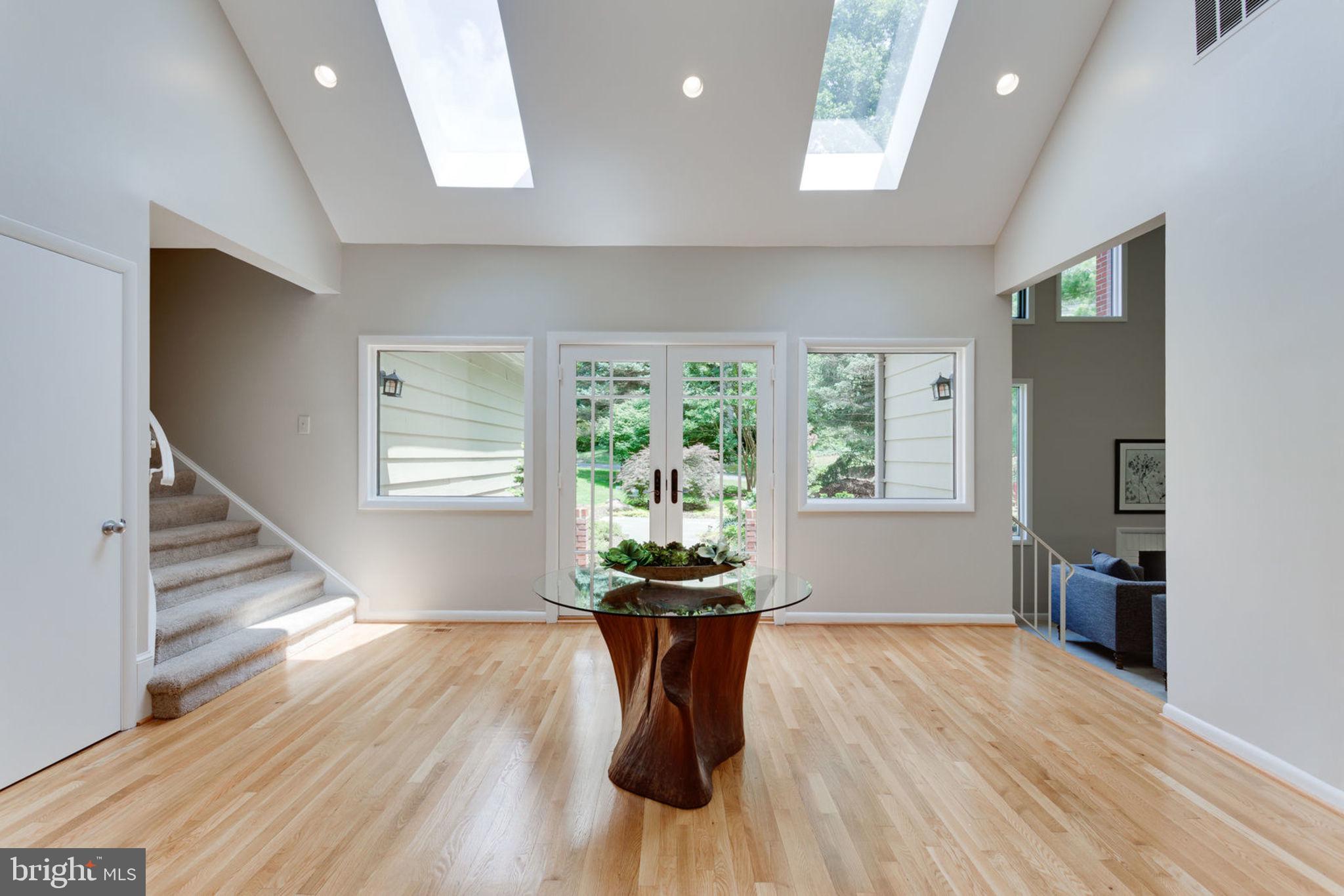 7350 Hooking Road McLean, VA 22101 - Photo 5 of 47 Bright and light foyer