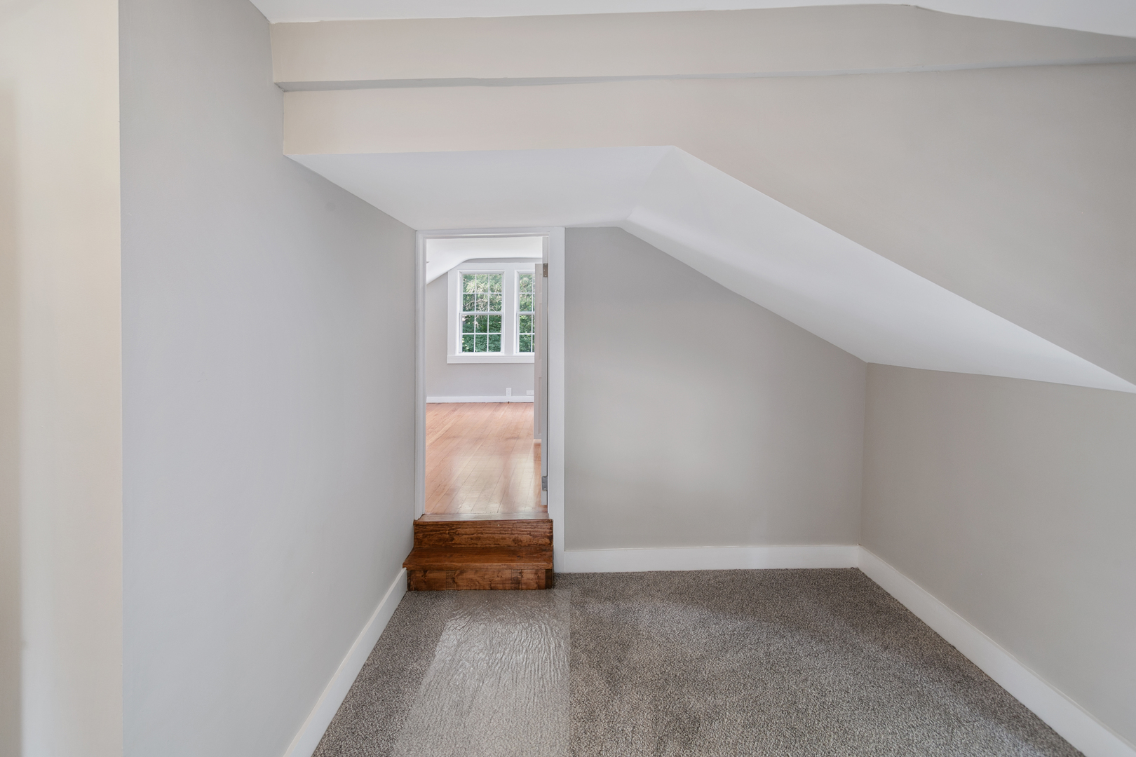 345 Main Street Batavia, IL 60510 - Photo 19 of 25 an empty room with a window