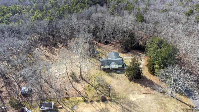 a view of big yard with a house