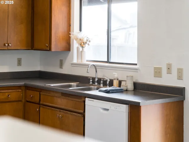 $398,990 | 4114 Jessen Drive, Eugene, OR 97402