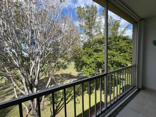 $1,700 | 1055 Country Club Drive, Unit 404, Margate, FL 33063