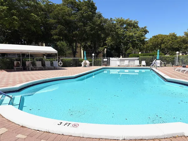 $1,700 | 1055 Country Club Drive, Unit 404, Margate, FL 33063