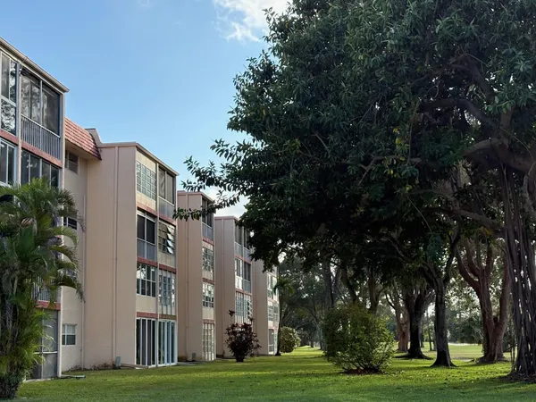 $1,700 | 1055 Country Club Drive, Unit 404, Margate, FL 33063