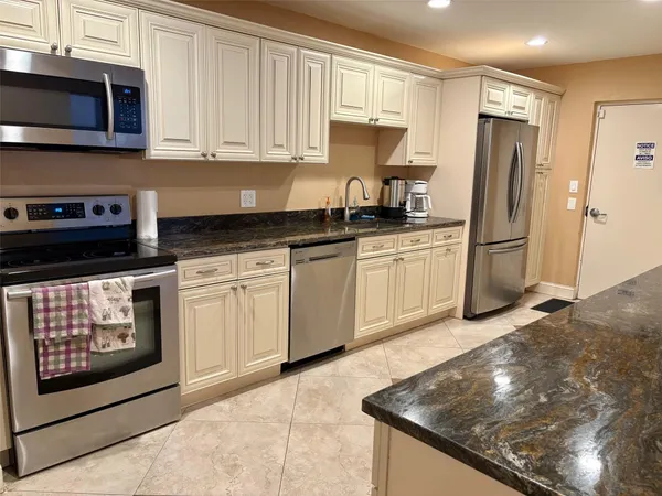 $1,700 | 1055 Country Club Drive, Unit 404, Margate, FL 33063