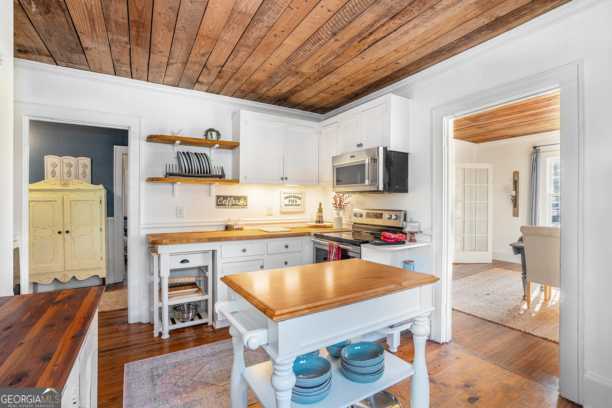 17 West Wright Street Winder, GA 30680 - Photo 12 of 31 a kitchen that has a table and chairs in it