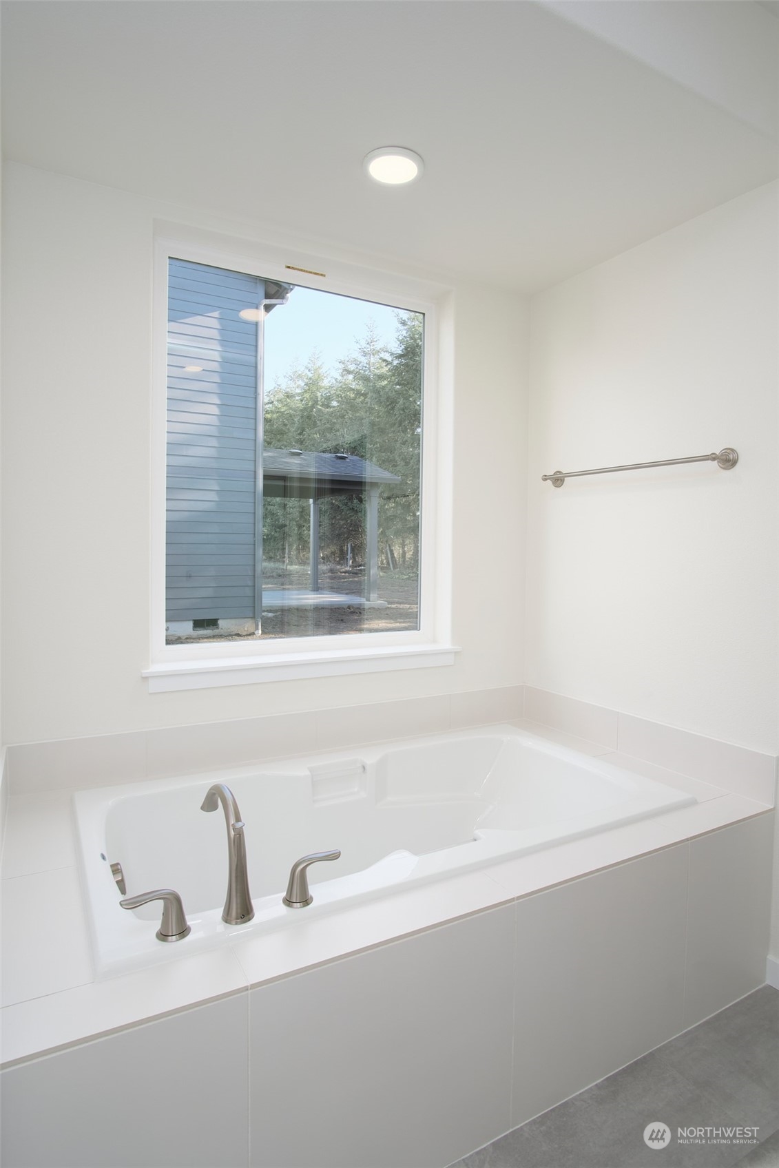 1080 Rw Fletcher Street Winlock, WA 98596 - Photo 16 of 27 a bathroom with bathtub and window