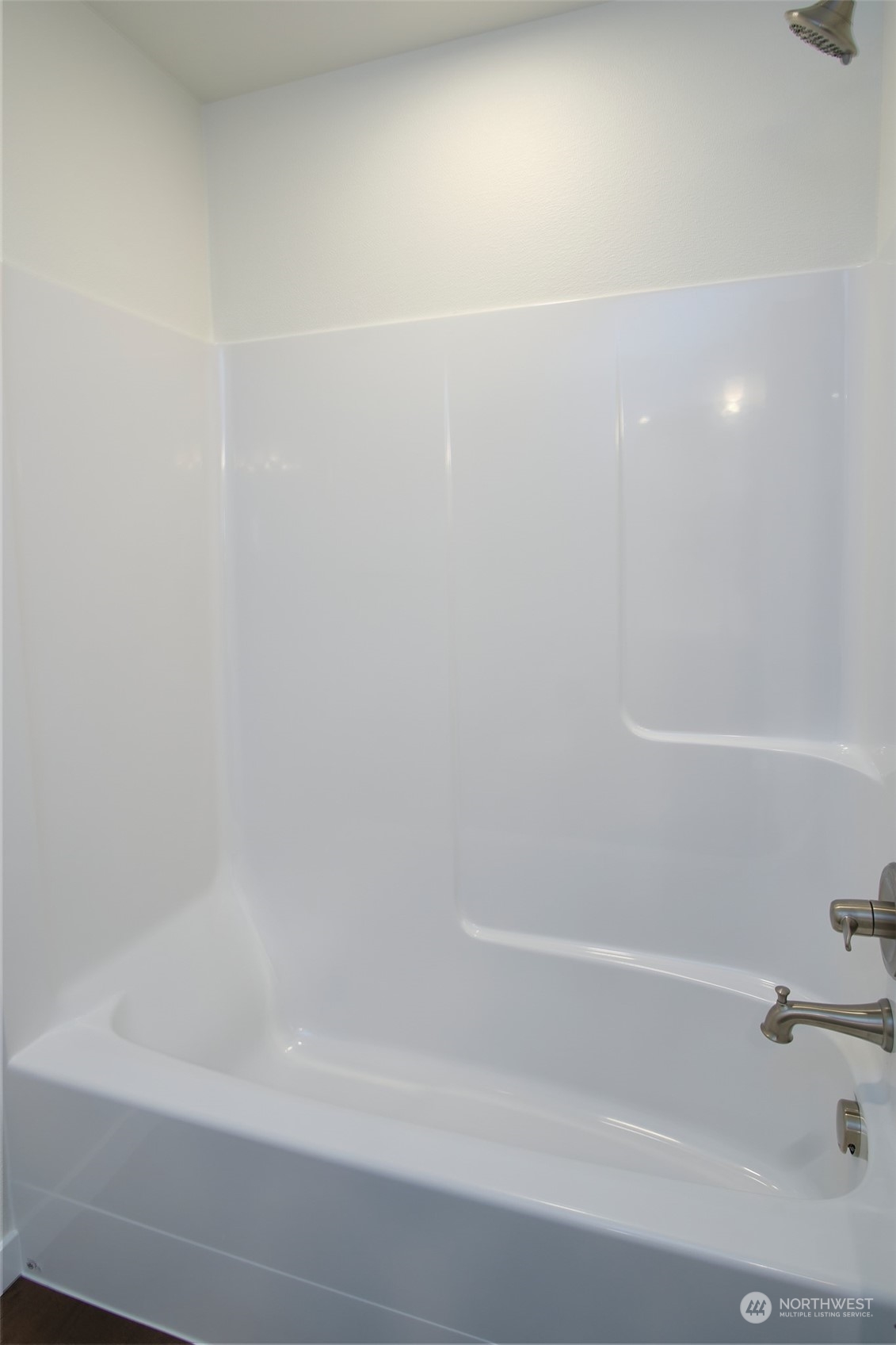 1080 Rw Fletcher Street Winlock, WA 98596 - Photo 8 of 27 a bathroom with bathtub
