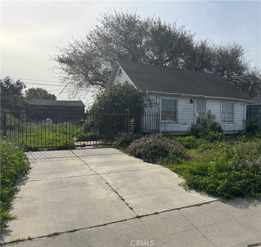 a backyard of a house with plants and trees