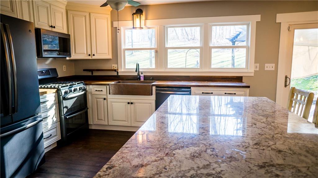 450 Leslie Road Valencia, PA 16059 - Photo 7 of 25 The open layout makes family time and entertaining easy and inclusive.