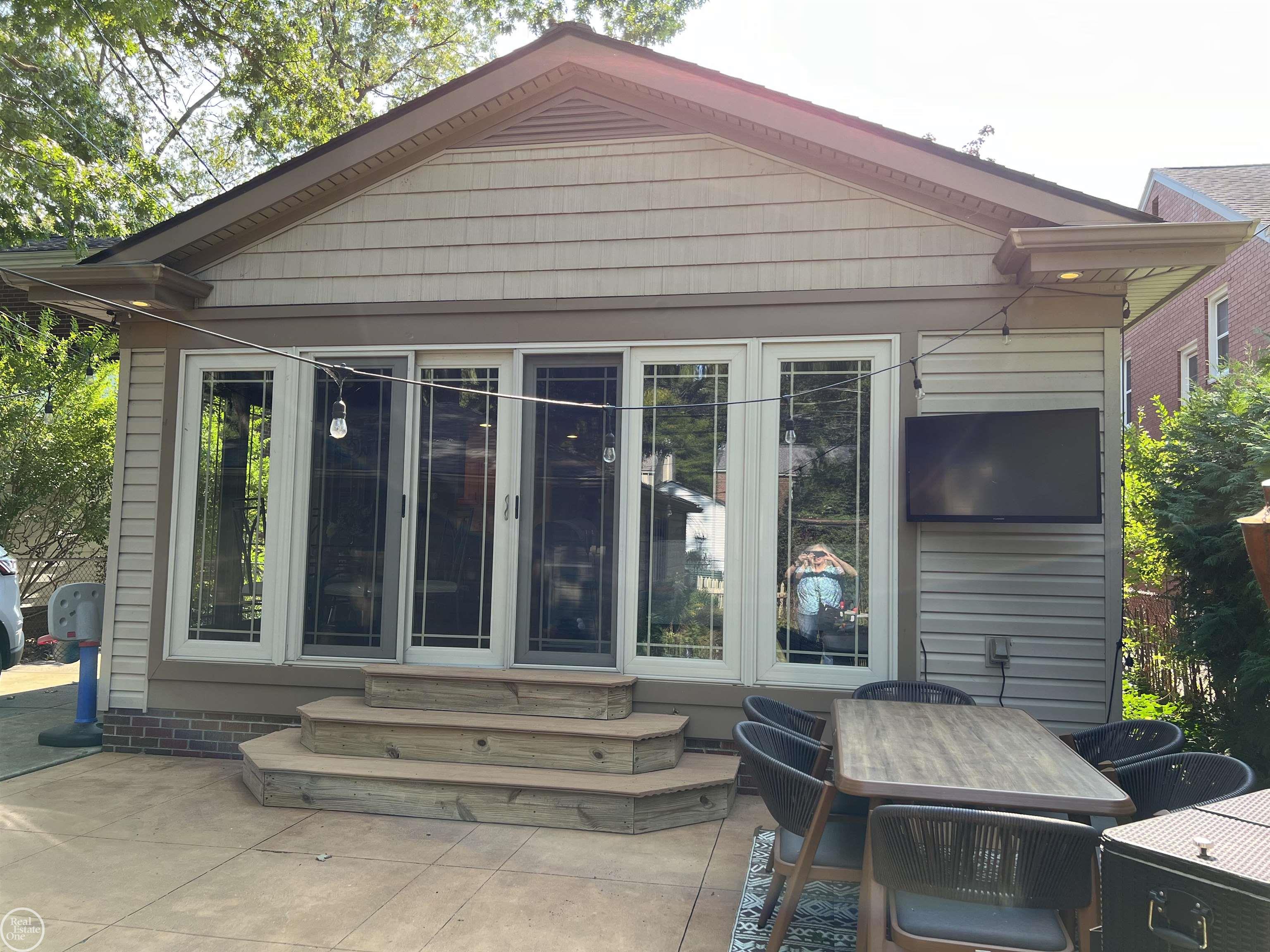 1870 Prestwick Road Grosse Pointe, MI 48236 - Photo 55 of 66 50155436-0dbc3243-4602-4cc9-aac7-9475e6f5e98d.JPG