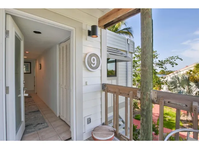 $5,500 | 3440 Gulf Of Mexico Drive, Unit 9, Longboat Key, FL 34228
