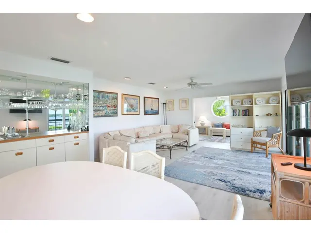 $5,500 | 3440 Gulf Of Mexico Drive, Unit 9, Longboat Key, FL 34228