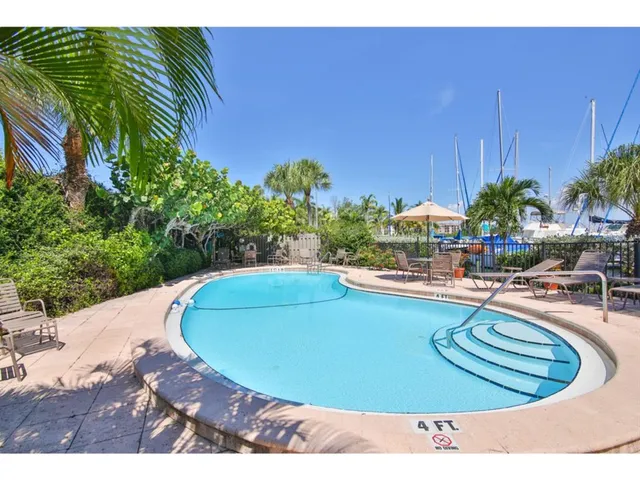 $5,500 | 3440 Gulf Of Mexico Drive, Unit 9, Longboat Key, FL 34228