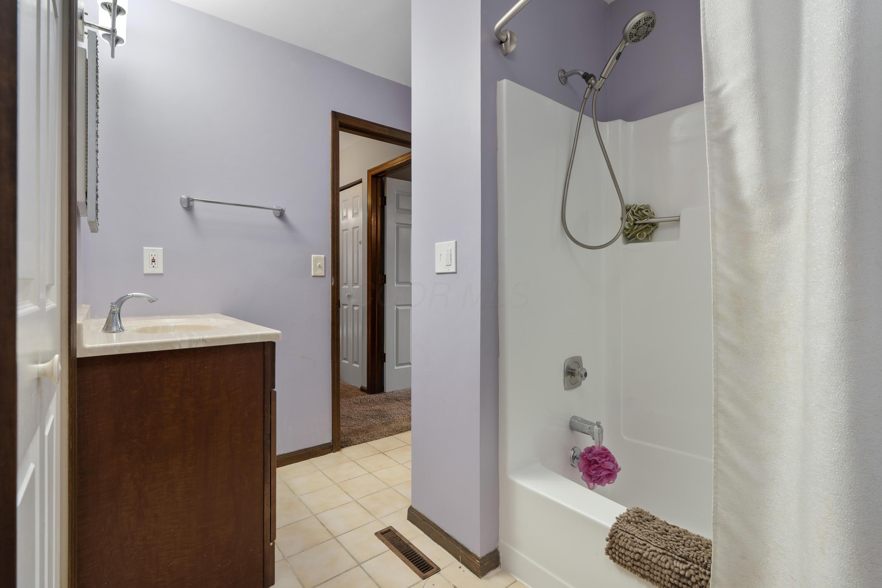 5879 Ravine View Court Columbus, OH 43231 - Photo 23 of 43 Full Hall bath