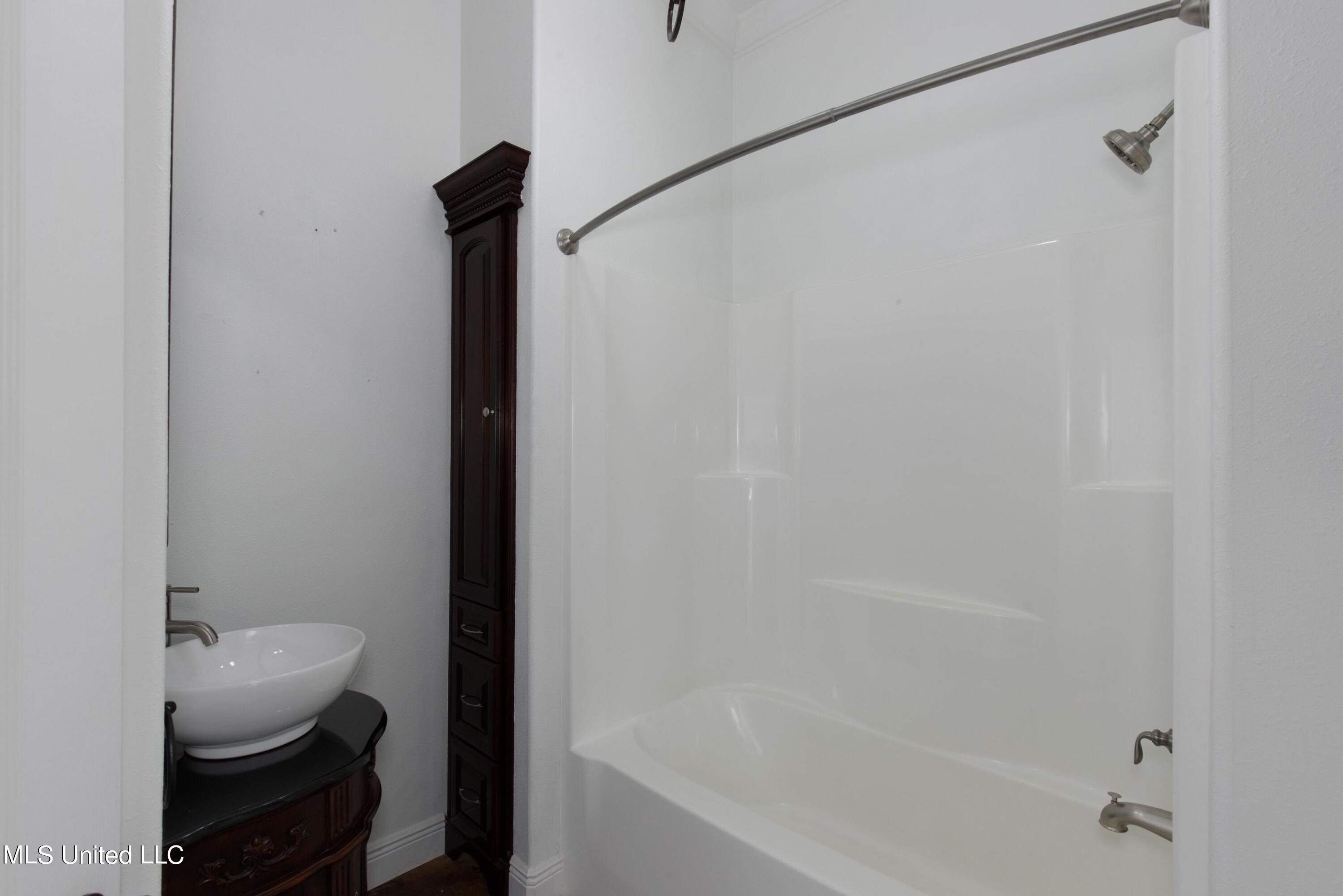 14501 Constitution Road Moss Point, MS 39562 - Photo 24 of 37 Guest Bath