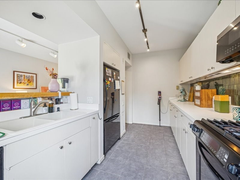 1369 Arlington Street, Unit 1369 Houston, TX 77008 - Photo 17 of 35 a large kitchen with a stove and refrigerator