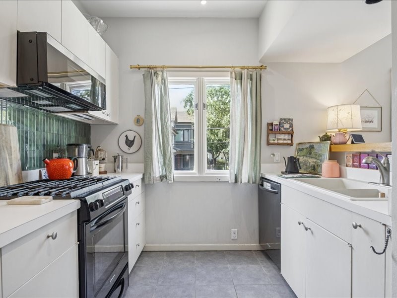 1369 Arlington Street, Unit 1369 Houston, TX 77008 - Photo 18 of 35 a kitchen that has a lot of cabinets in it