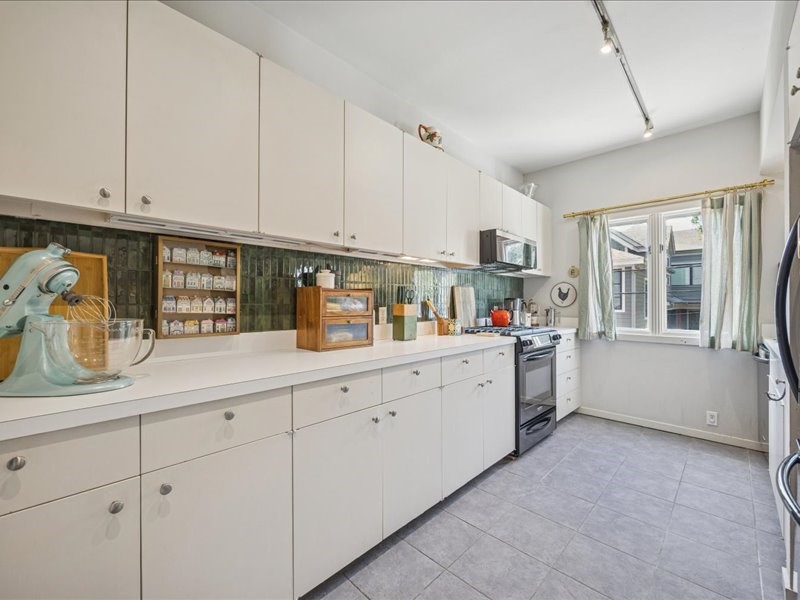1369 Arlington Street, Unit 1369 Houston, TX 77008 - Photo 19 of 35 a kitchen with cabinets and window
