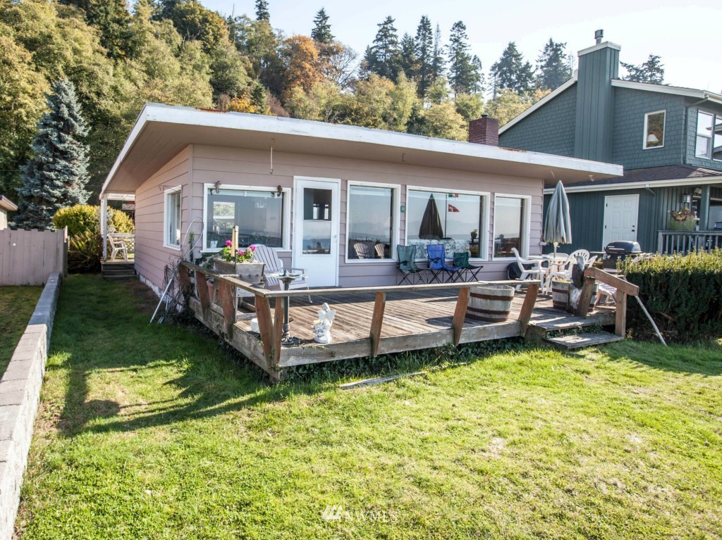 6378 South Bay Road Freeland, WA 98249 - Photo 2 of 25 a view of a house with swimming pool and sitting area