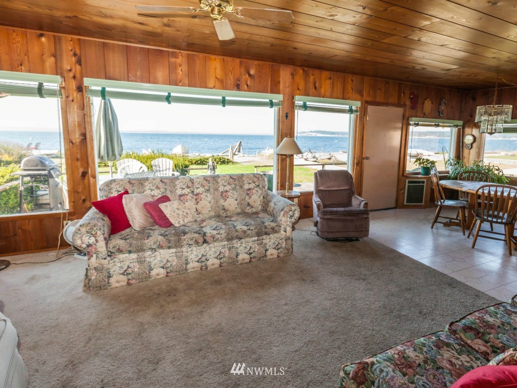 6378 South Bay Road Freeland, WA 98249 - Photo 12 of 25 a living room with furniture and a large window