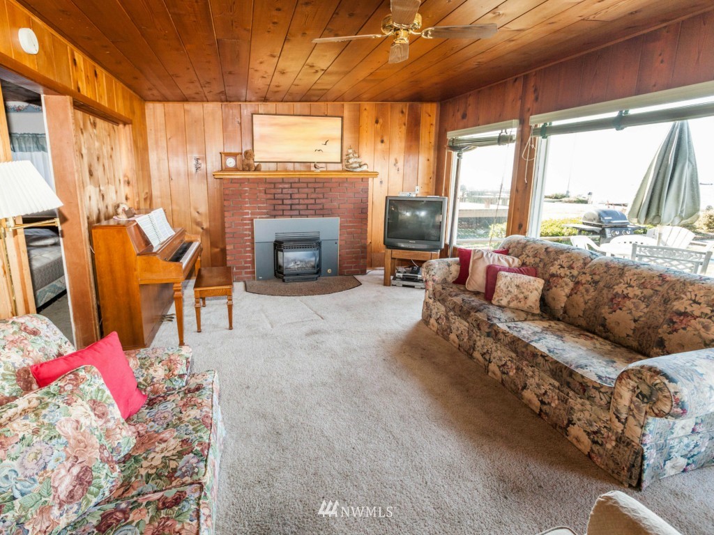 6378 South Bay Road Freeland, WA 98249 - Photo 13 of 25 a living room with furniture and a fireplace