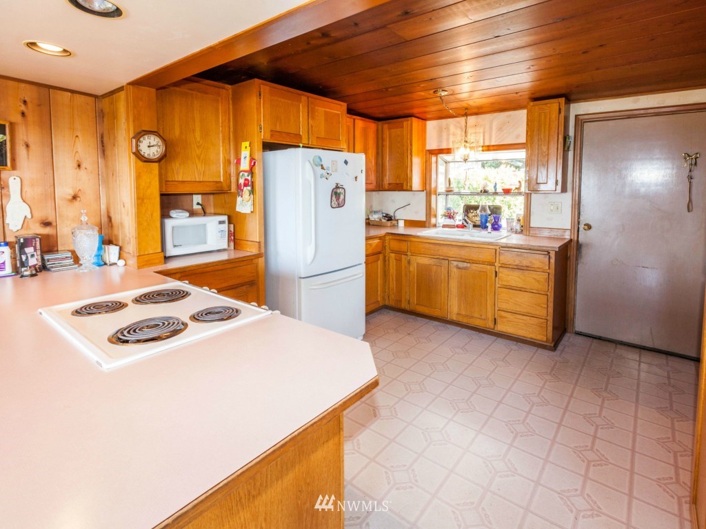 6378 South Bay Road Freeland, WA 98249 - Photo 14 of 25 a kitchen filled with stainless steel appliances granite countertop a refrigerator and a stove