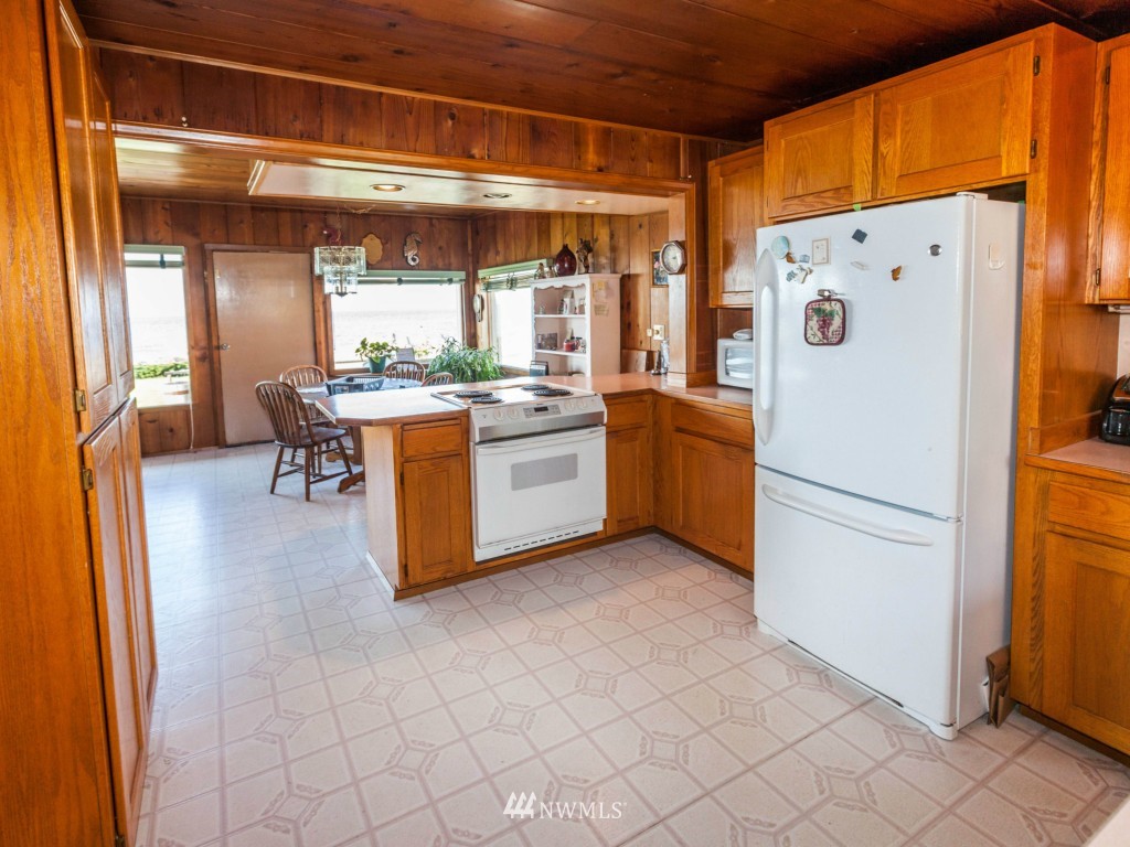 6378 South Bay Road Freeland, WA 98249 - Photo 15 of 25 a kitchen with stainless steel appliances a refrigerator and a stove