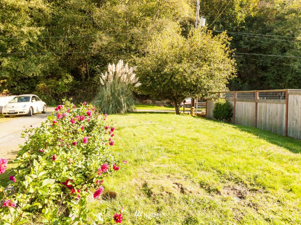 6378 South Bay Road Freeland, WA 98249 - Photo 18 of 25 a swimming pool with an outdoor space