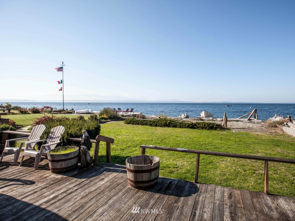 6378 South Bay Road Freeland, WA 98249 - Photo 10 of 25 a view of a terrace with outdoor seating