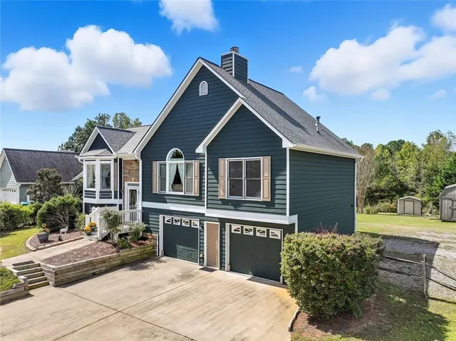 a view of a house with a yard