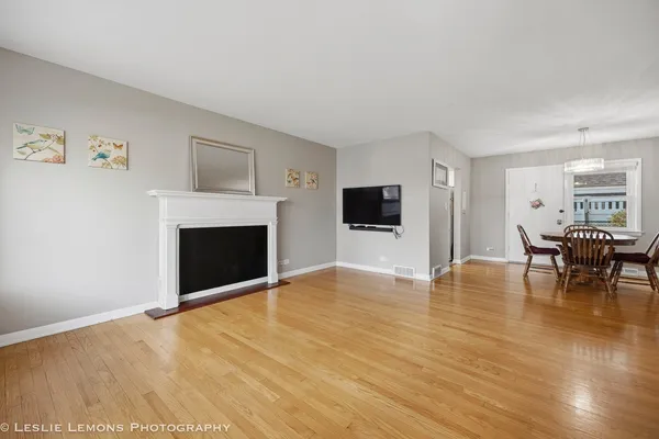 $415,000 | 3S328 Juniper Lane, Glen Ellyn, IL 60137