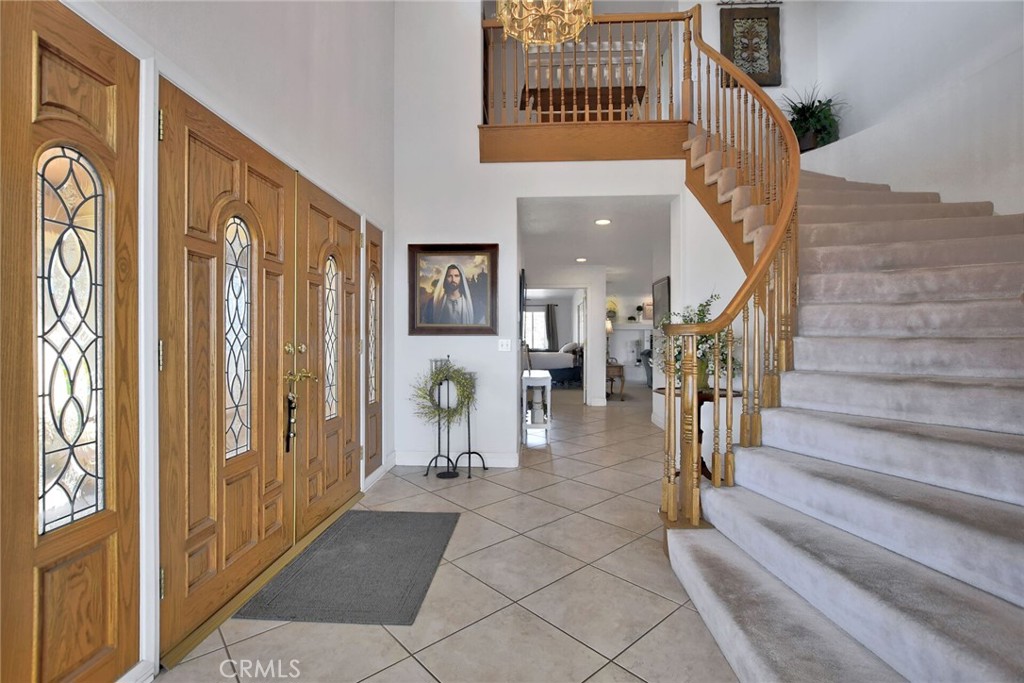 18032 Ohna Road Apple Valley, CA 92307 - Photo 7 of 65 a view of entryway and hall