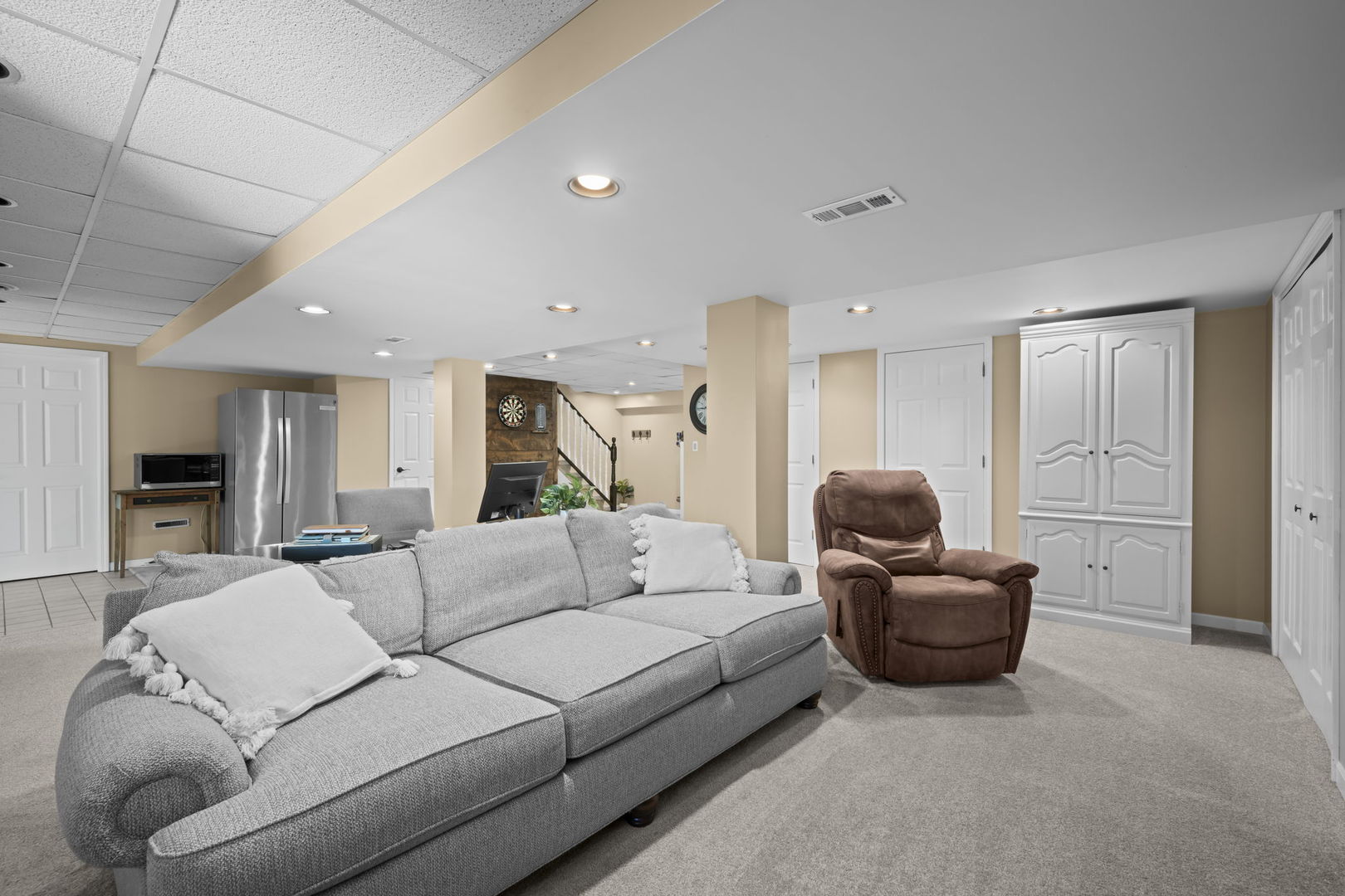 1565 Freeman Road Hoffman Estates, IL 60192 - Photo 36 of 46 a living room with furniture and a potted plant