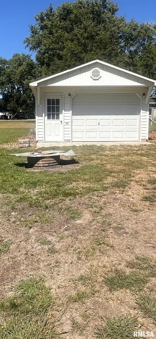 307 South Cherry Street Iuka, IL 62849 - Photo 2 of 4 a view of a patio with a yard