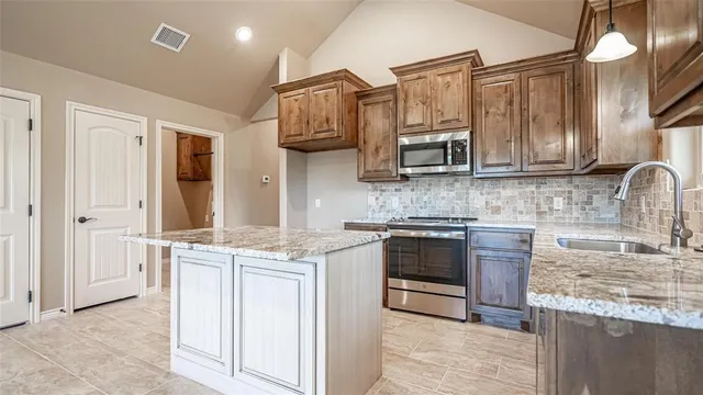 $1,950 | 2510 Smokerise Trail, Granbury, TX 76048