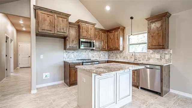 $1,950 | 2510 Smokerise Trail, Granbury, TX 76048