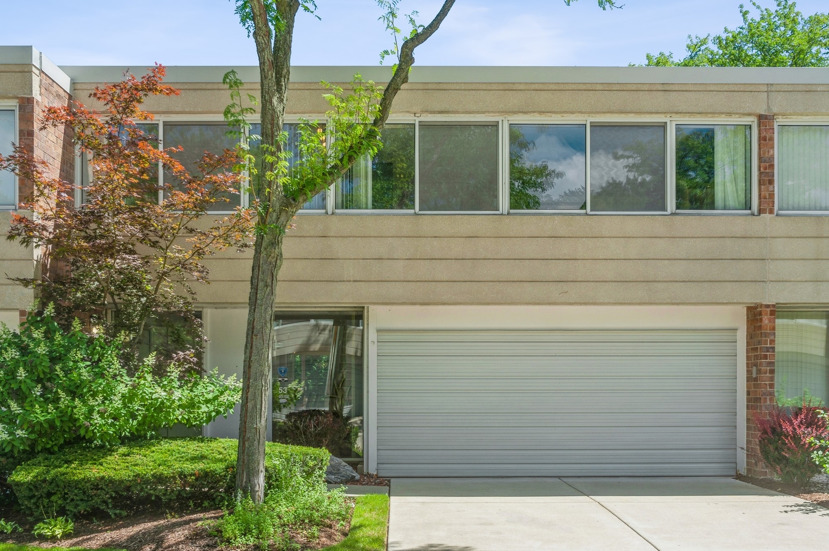 53 Avon Road Northbrook, IL 60062 - Photo 1 of 26 a view of a house with a window