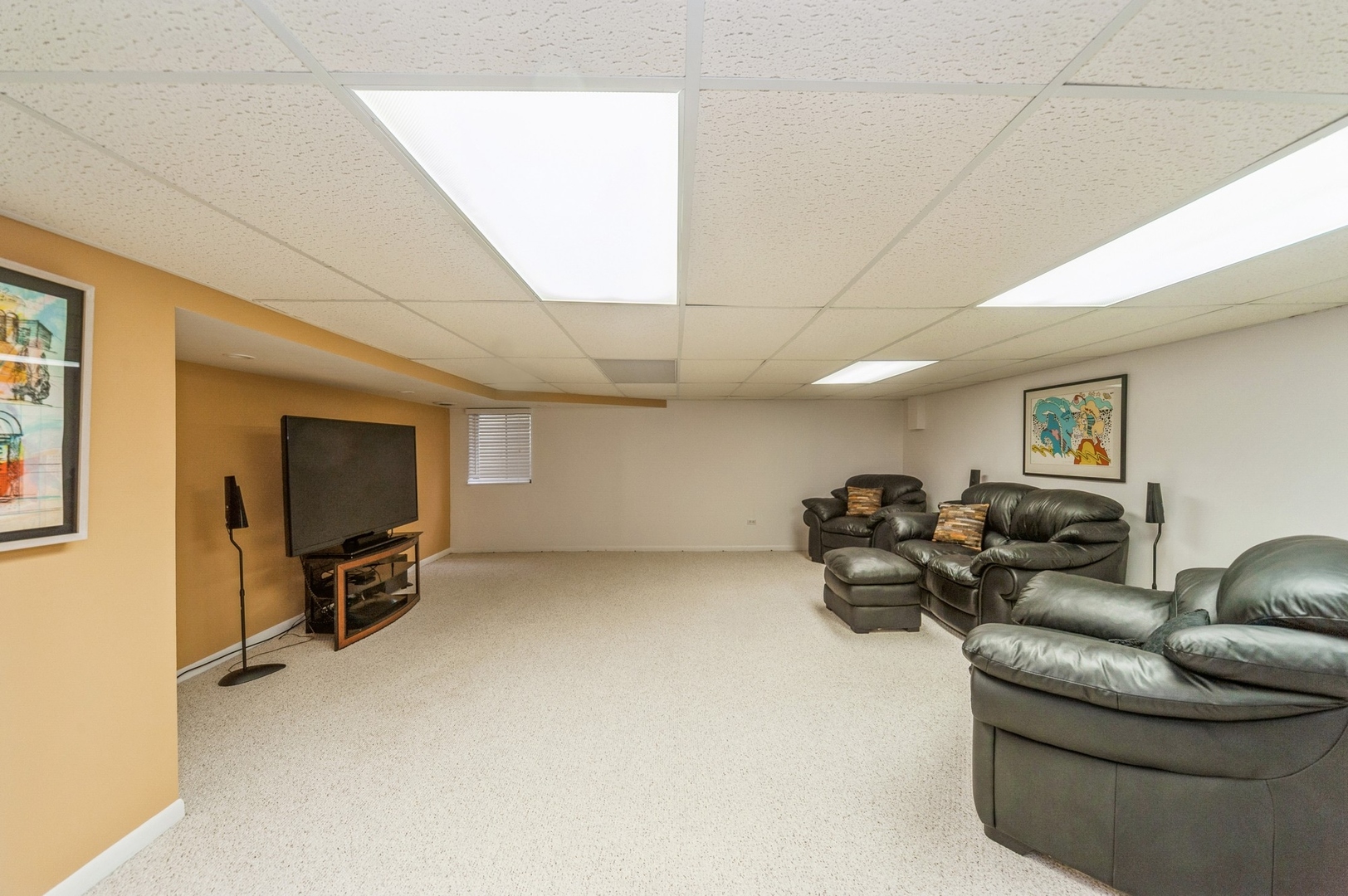53 Avon Road Northbrook, IL 60062 - Photo 21 of 26 a living room with furniture