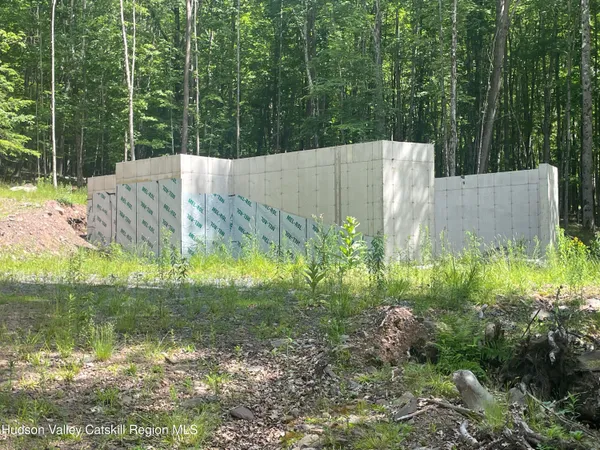 a view of a back yard