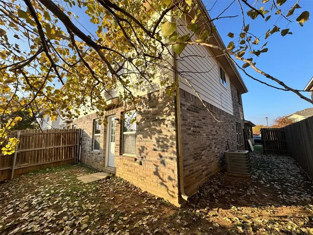 $2,000 | 2338 Kingsway Drive, Arlington, TX 76012