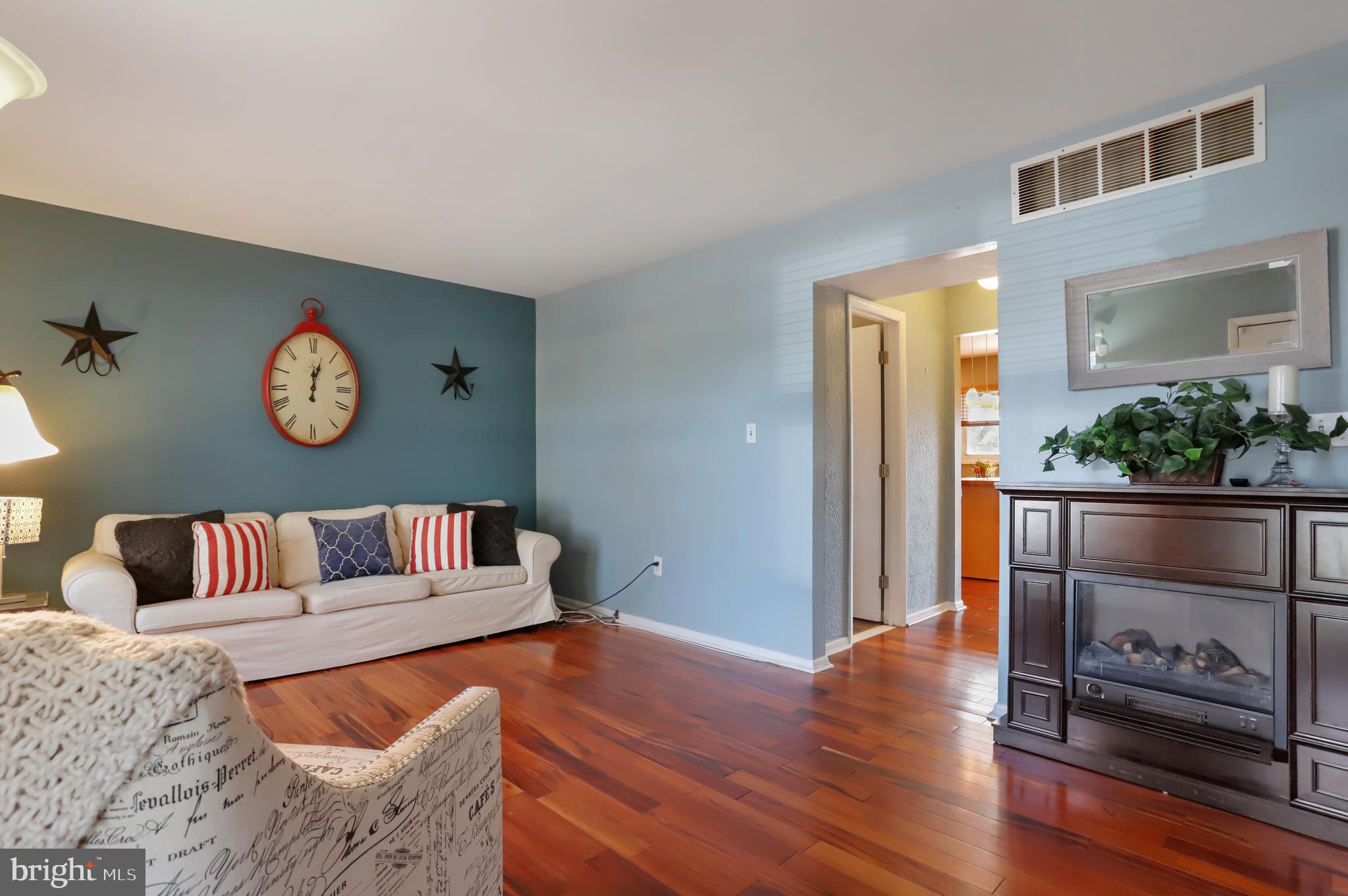 88 Bar Harbor Road Pasadena, MD 21122 - Photo 7 of 42 Living Room