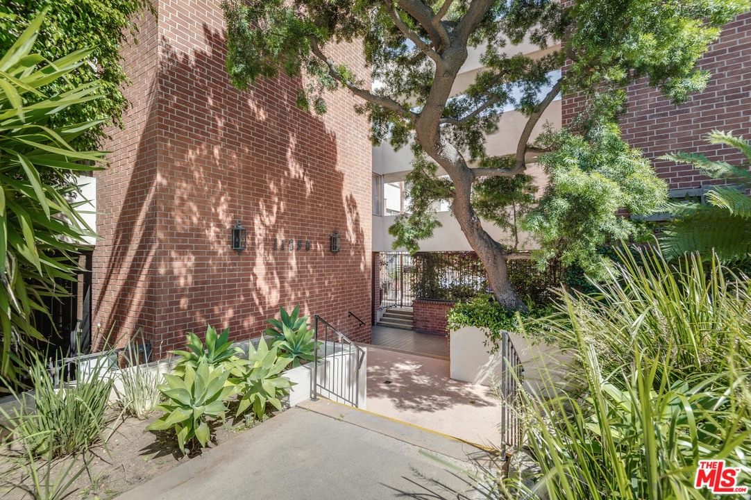 11750 Sunset Boulevard, Unit 123 Los Angeles, CA 90049 - Photo 2 of 31 a view of a yard with plants and trees