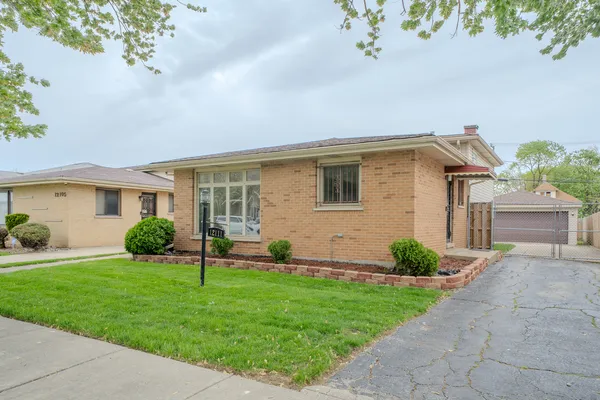 $2,400 | 12111 South Justine Street, Chicago, IL 60643