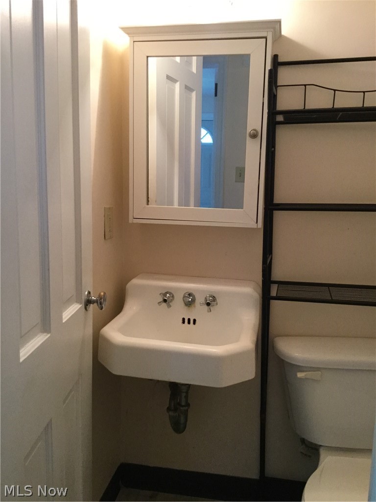 638 Ecton Road Akron, OH 44303 - Photo 17 of 20 Half bath.