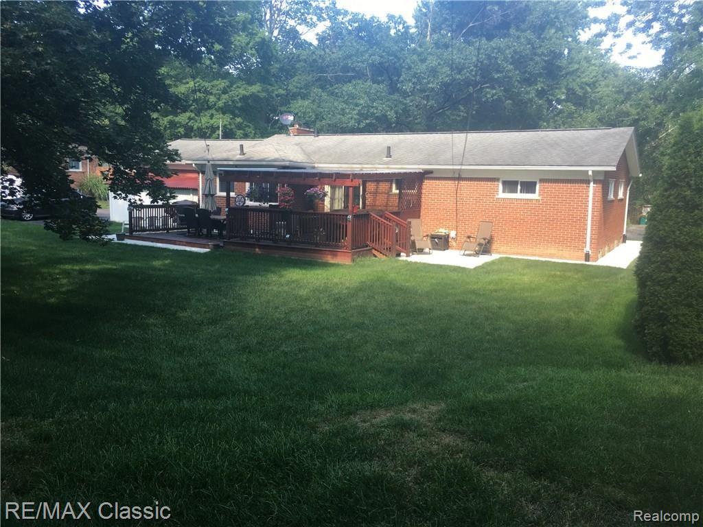 28239 Hawberry Road Farmington, MI 48331 - Photo 2 of 16 Hawberry full back.JPG