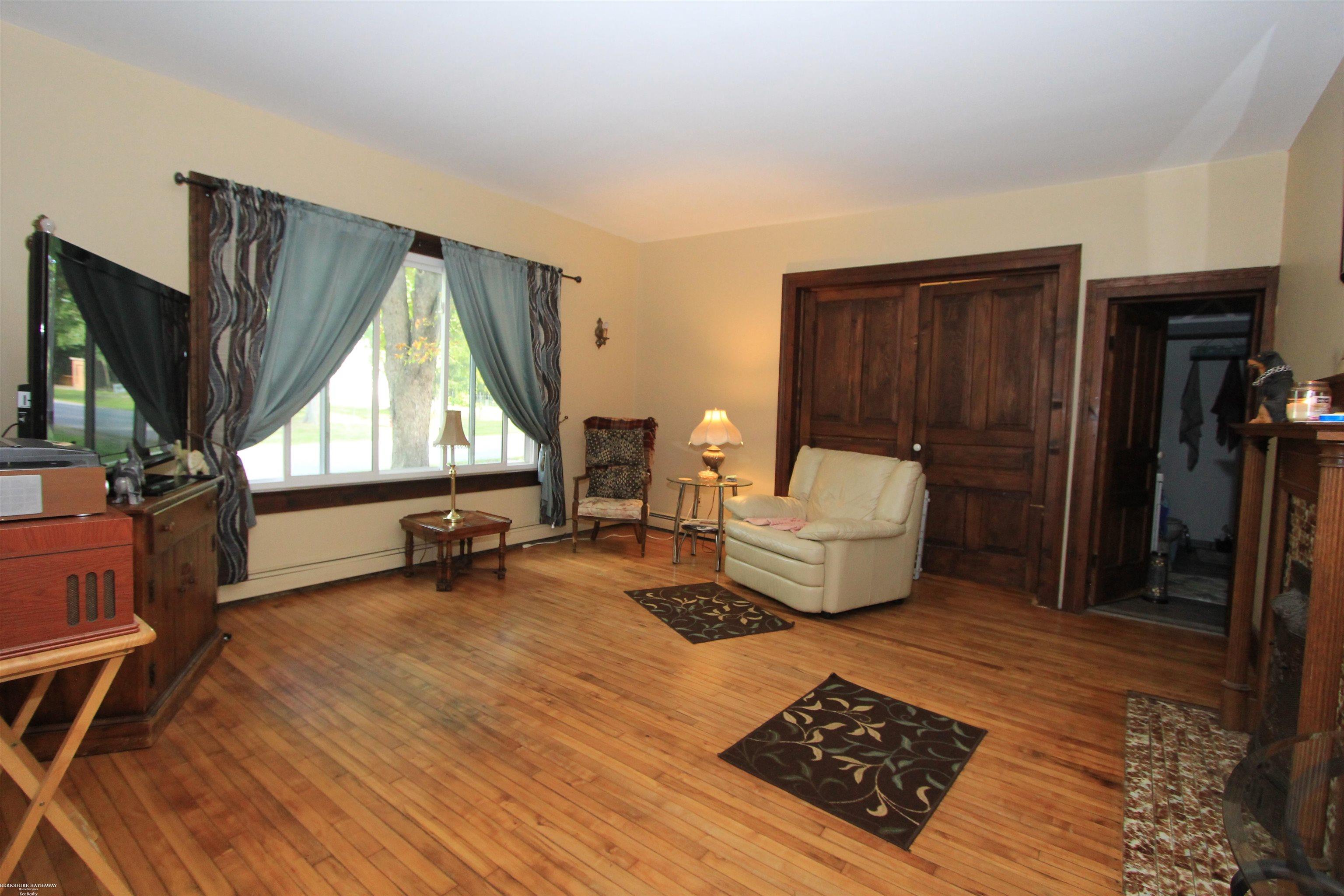 6831 Jefferson Road North Branch, MI 48461 - Photo 9 of 32 50187210-cb9fb19b-a26e-4e65-b80f-92d70cfbafaa.JPG